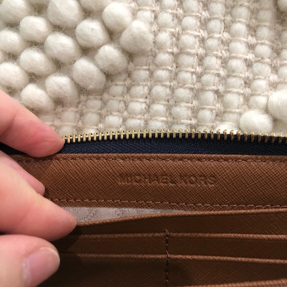 MK Jet Set Center Stripe Large Navy Wallet - Picture 5 of 6